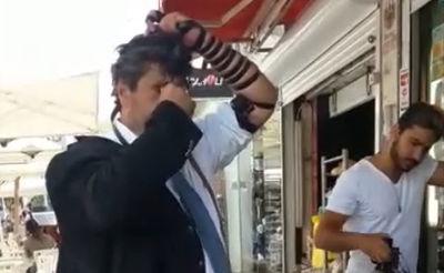 צפו: מאיר חביב הניח תפילין בדוכן חב"ד