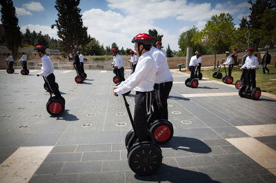 בחורים בחופשת בין הזמנים בירושלים