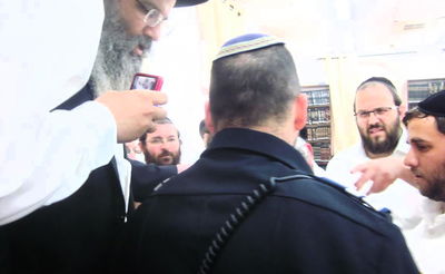 'גרודנא' מציגה: תגרה אלימה בבית המדרש