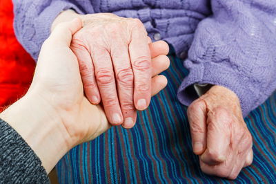 האלמנה פנתה בשעת בדיקת חמץ - הקרן עזרה. אילוסטרציה