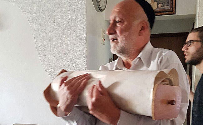 ספר התורה מוחזר לבית הכנסת