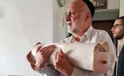 ספר התורה מוחזר לבית הכנסת