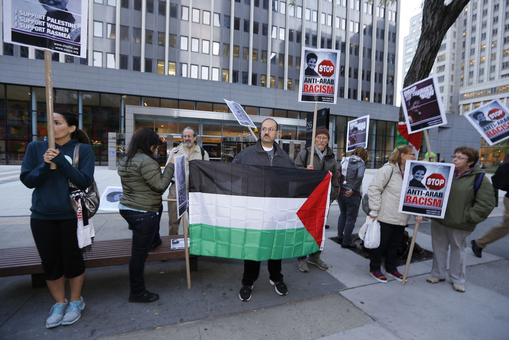 הפגנה ליד בית המשפט בארה"ב נגד גירושה של עודה