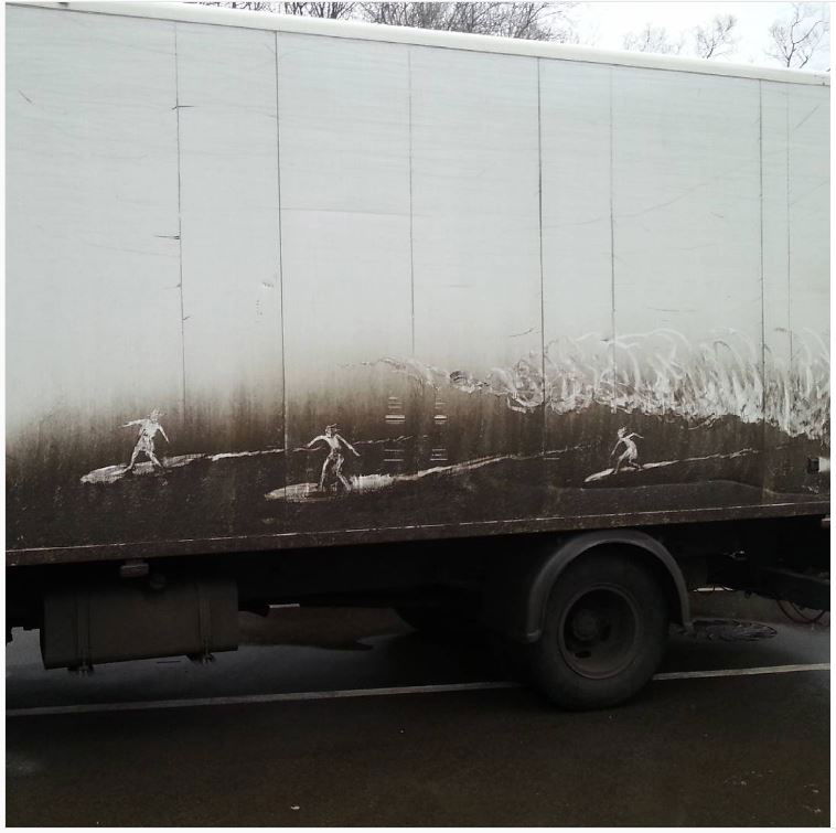 אמנות על רכבים מאובקים שמנצחת כל "תשטפו אותי!!"