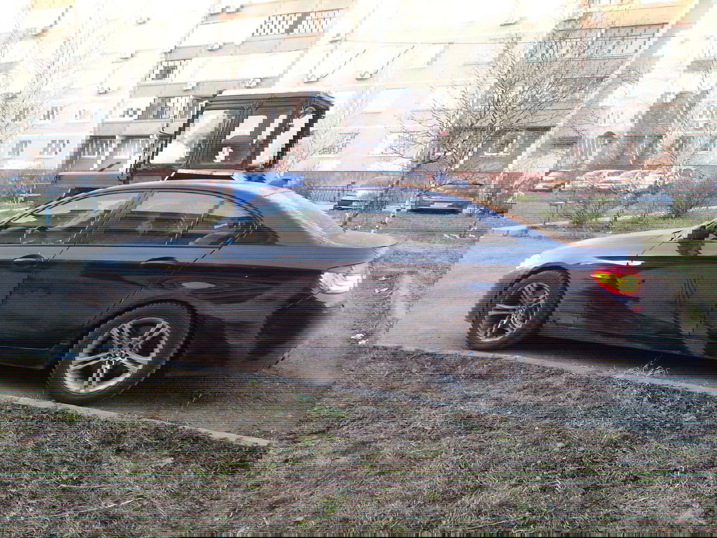 אמנות על רכבים מאובקים שמנצחת כל "תשטפו אותי!!"