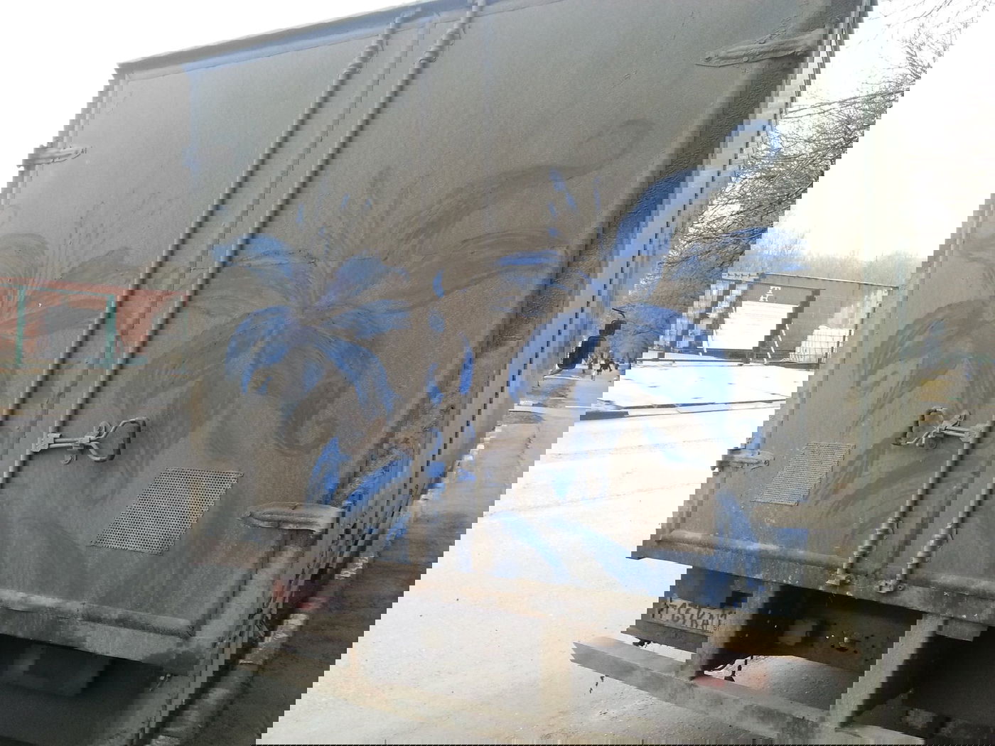 אמנות על רכבים מאובקים שמנצחת כל "תשטפו אותי!!"