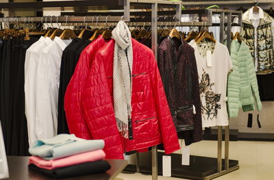 ביום חם, בערב קריר: 7 ז'קטים קלילים לכל גזרה