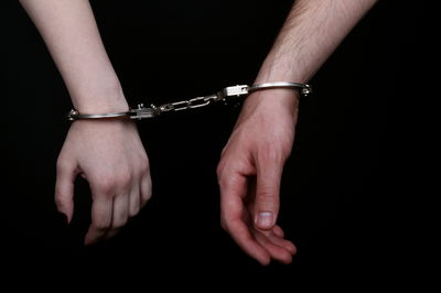 זוג נעצרו בחשד שכייסו יחד חנויות תכשיטים