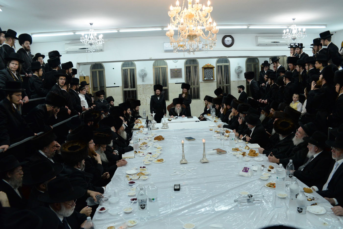 תיעוד: טיש יארצייט של האדמו"ר ממודז'יץ