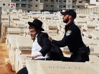 תיעוד מבית הקברות