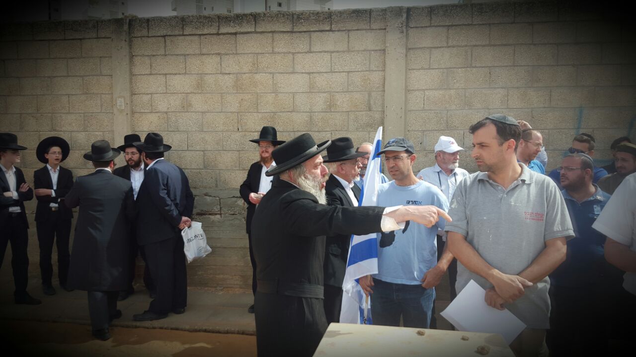 חרדים קיצונים הפריעו לטקס בבית העלמין בב"ב: "הורסים את היהדות". צפו