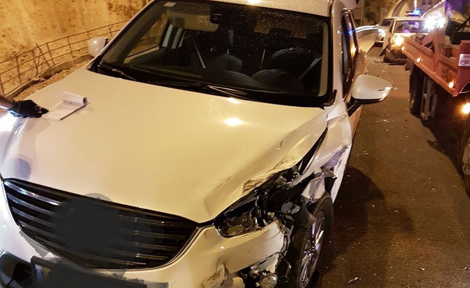 התנגשו בניידות ופרצו את מחסום המשטרה