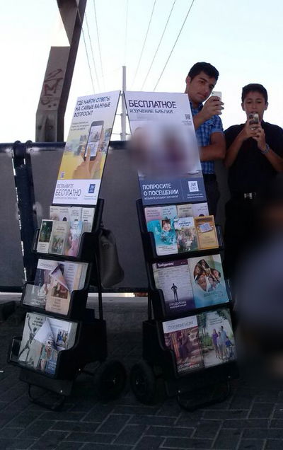 המיסיונרים בפעולה, דוכן מיסיונרי של כת עדי השם