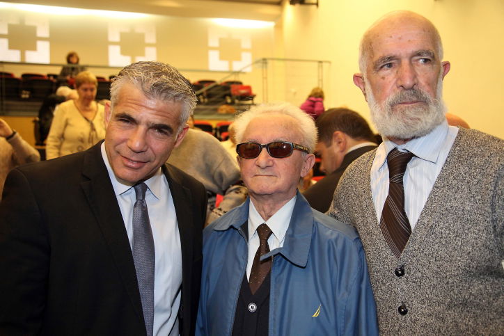 לפיד עם ניצולי שואה. אילוסטרציה