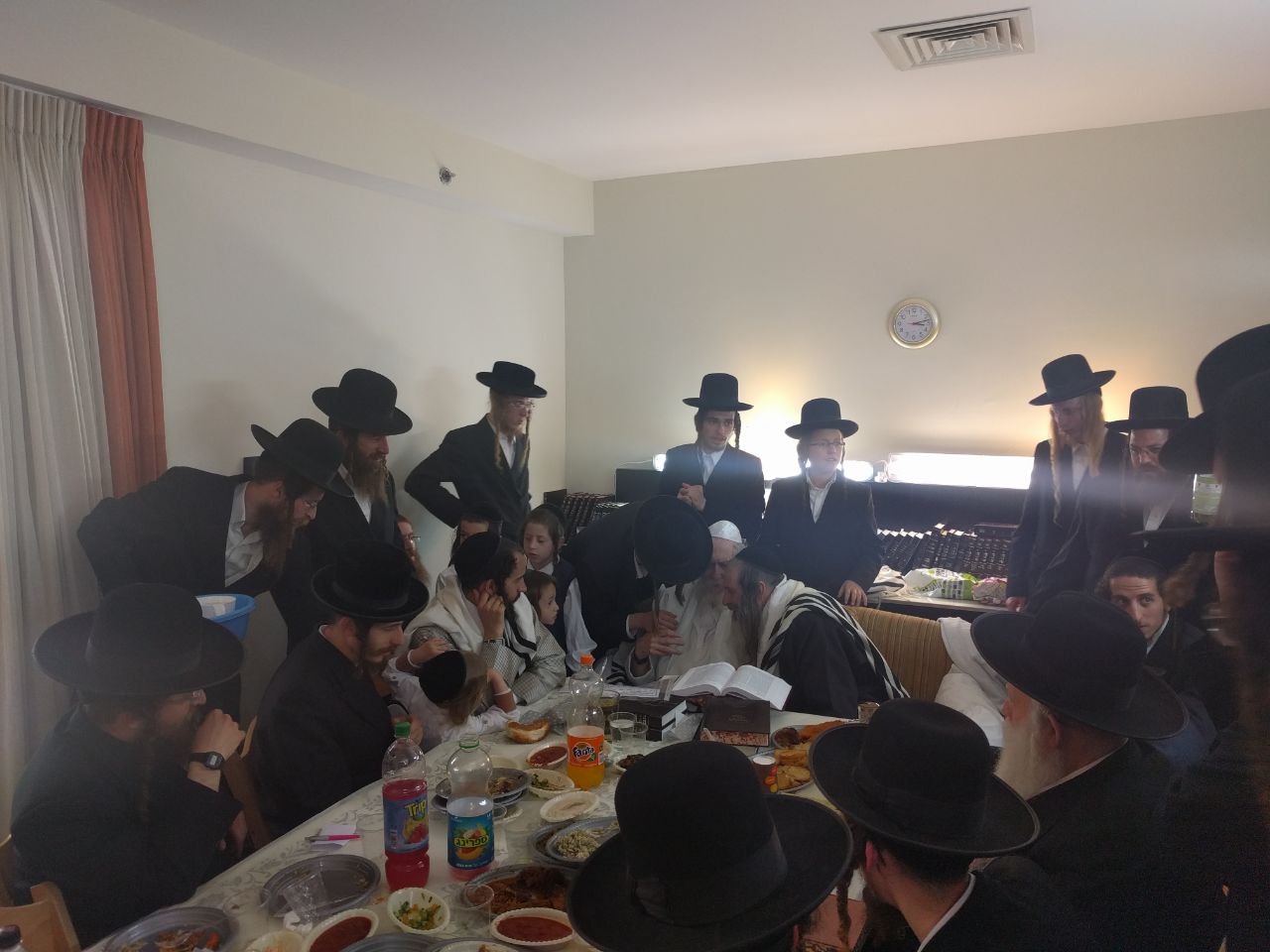 ברית לנין ואירוסין לנכדה:  צפו בשמחות אצל הרב אליעזר ברלנד