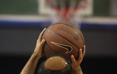 אימה בחניית הבית: הותקף ונפצע קשה בגלל אוהד הקבוצה היריבה