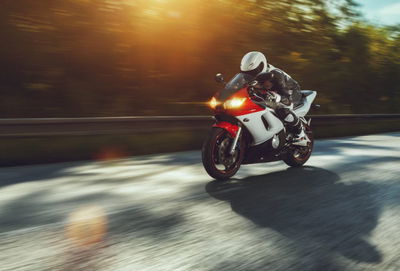 רוכב אופנוע, אילוסטרציה