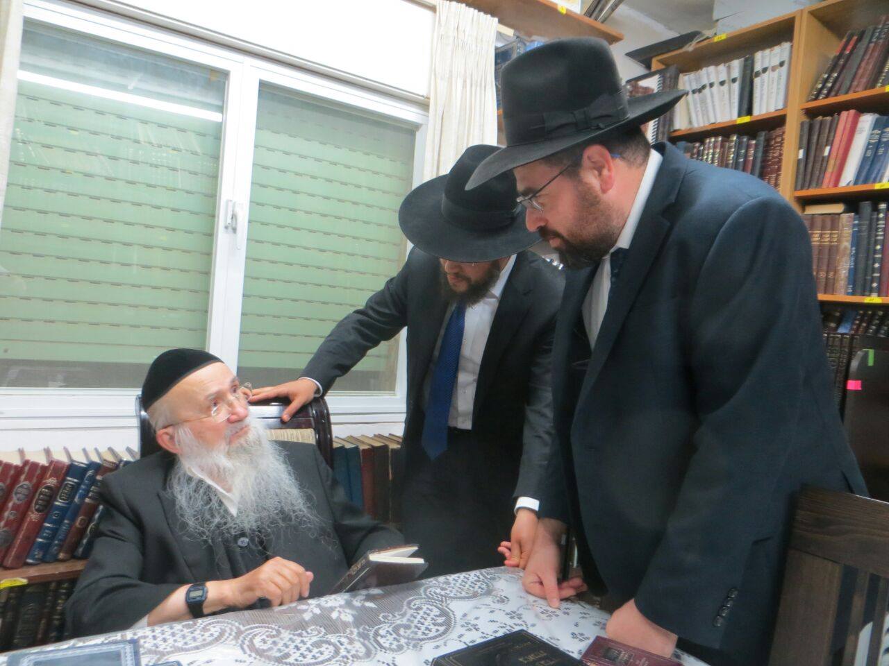 הרב דב יפה מברך את מנהל אחוות תורה הרב בינדר.