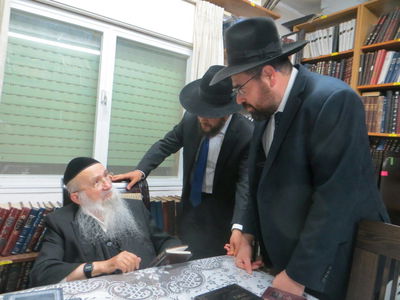 הרב דב יפה מברך את מנהל אחוות תורה הרב בינדר.