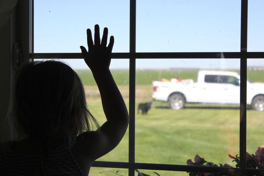 הילדים יהגרו לקנדה עם אמם למורת רוחו של האב. אילוסטרציה