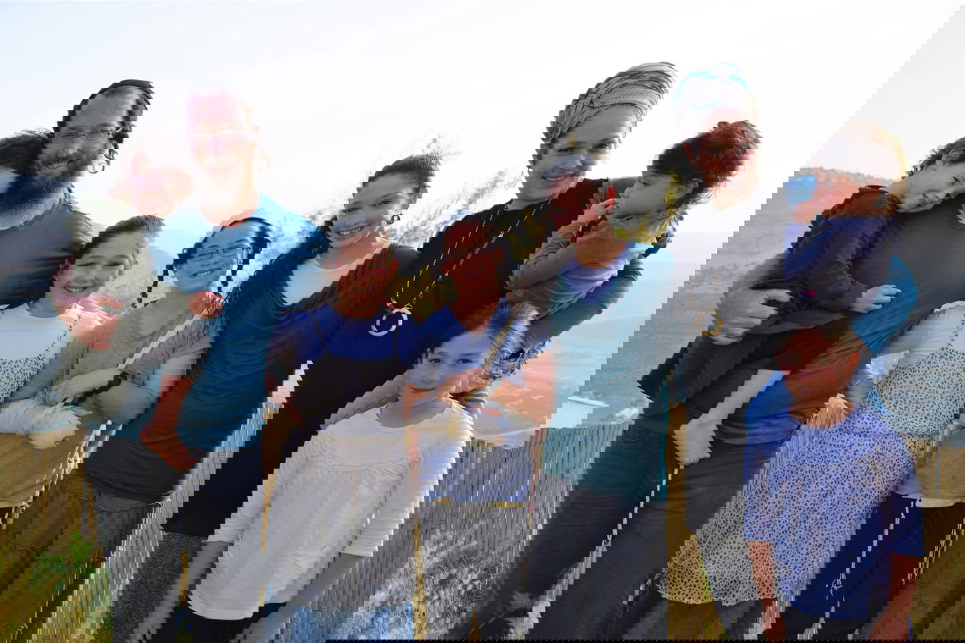 אלקנה פיקאר עם בני משפחתו