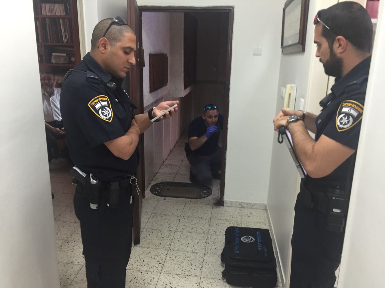 החוקרים בבית גפני, הבוקר