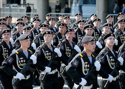 חלק מהמצעד אותו סקר הנשיא פוטין