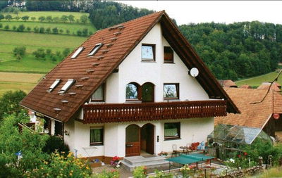 הפועלים משקיפים אל תוך החדר