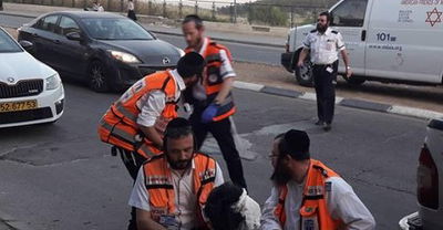 המתנדבים החרדים מטפלים באישה הפצועה