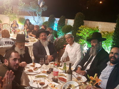 ברוב עם והדרת מלך בבית סגר"ע.