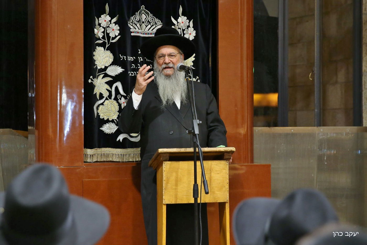 ראש הישיבה חכם שלום כהן ספד לרעייתו ובכה • צפו