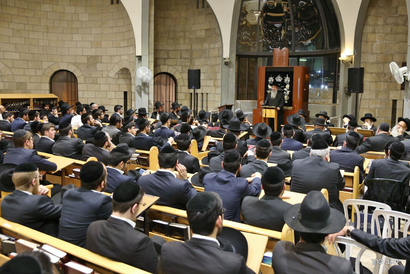 ראש הישיבה חכם שלום כהן ספד לרעייתו ובכה • צפו