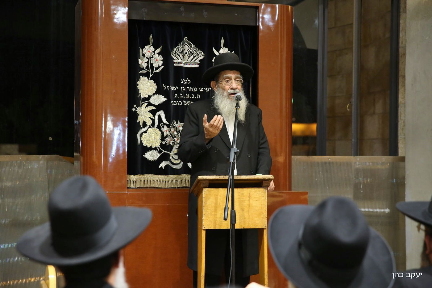 ראש הישיבה חכם שלום כהן ספד לרעייתו ובכה • צפו