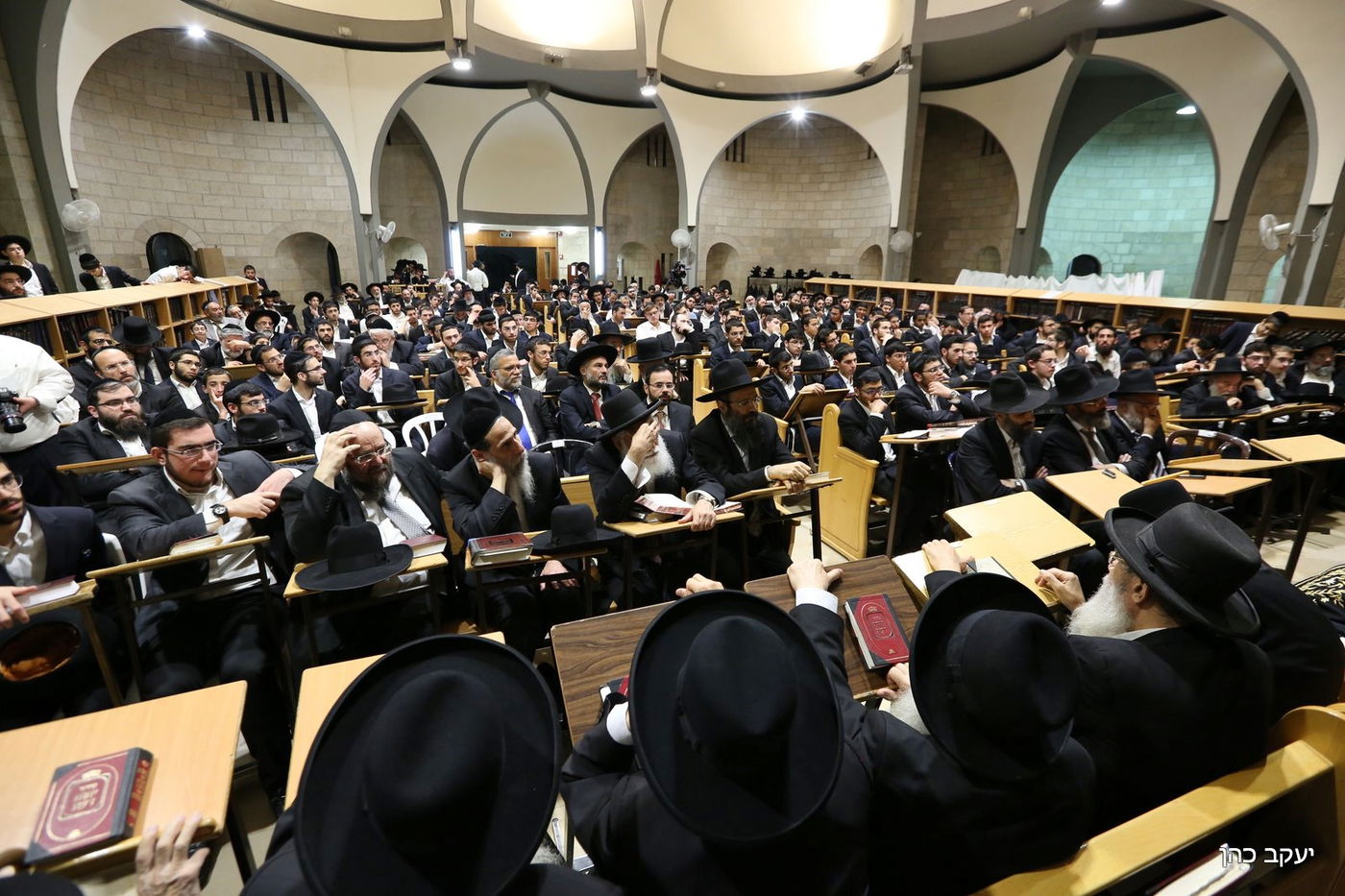 ראש הישיבה חכם שלום כהן ספד לרעייתו ובכה • צפו