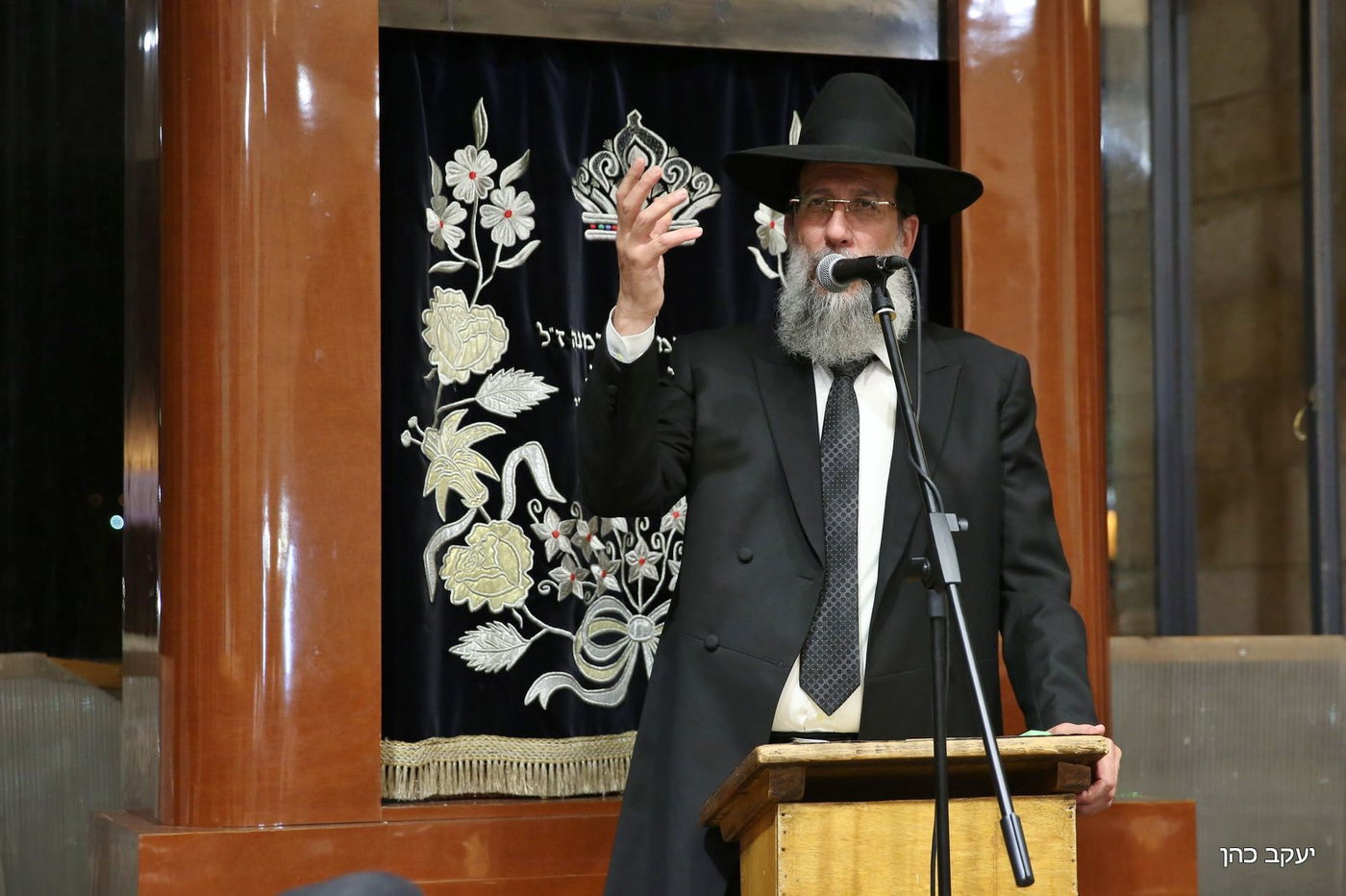 ראש הישיבה חכם שלום כהן ספד לרעייתו ובכה • צפו