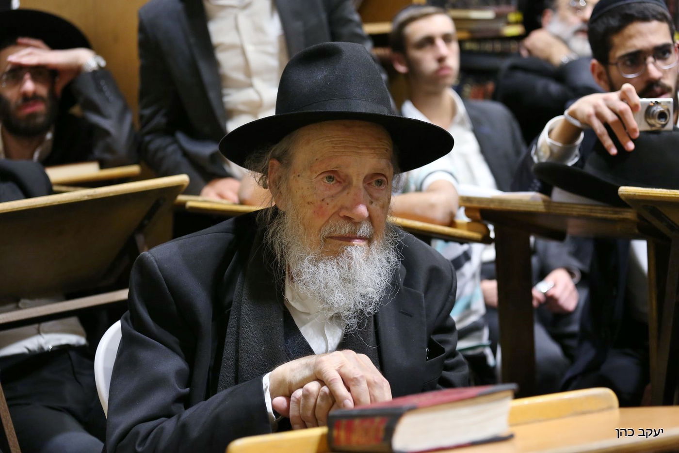 ראש הישיבה חכם שלום כהן ספד לרעייתו ובכה • צפו