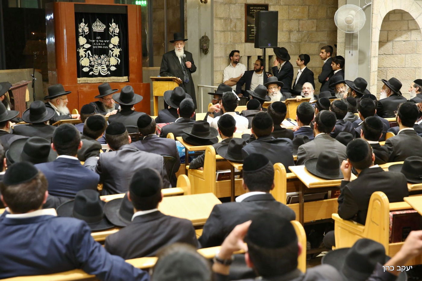 ראש הישיבה חכם שלום כהן ספד לרעייתו ובכה • צפו