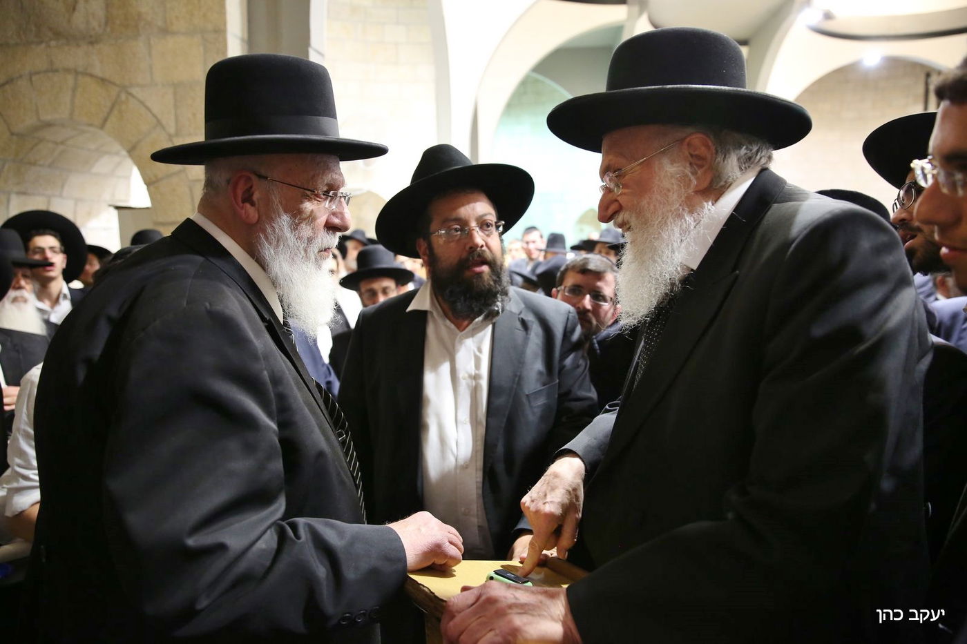 ראש הישיבה חכם שלום כהן ספד לרעייתו ובכה • צפו