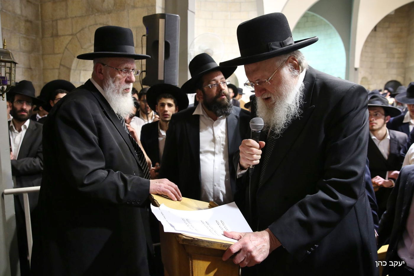 ראש הישיבה חכם שלום כהן ספד לרעייתו ובכה • צפו