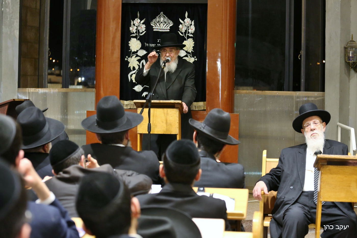 ראש הישיבה חכם שלום כהן ספד לרעייתו ובכה • צפו