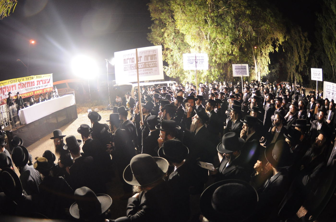 הפגנה סוערת בשערי כלא 4: "בת ישראל מוחזקת בכלא"