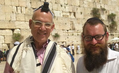 ציפר עם תפילין בכותל