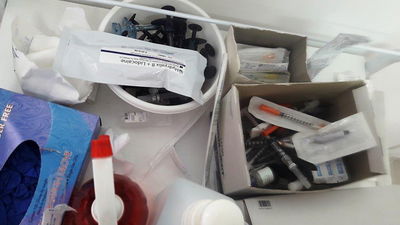 הציוד שנתפס במספרה