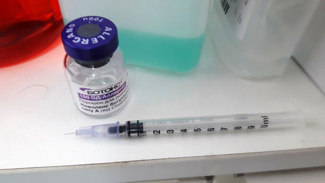 הזריקו בוטוקס ללקוחות במספרה בלי רופא