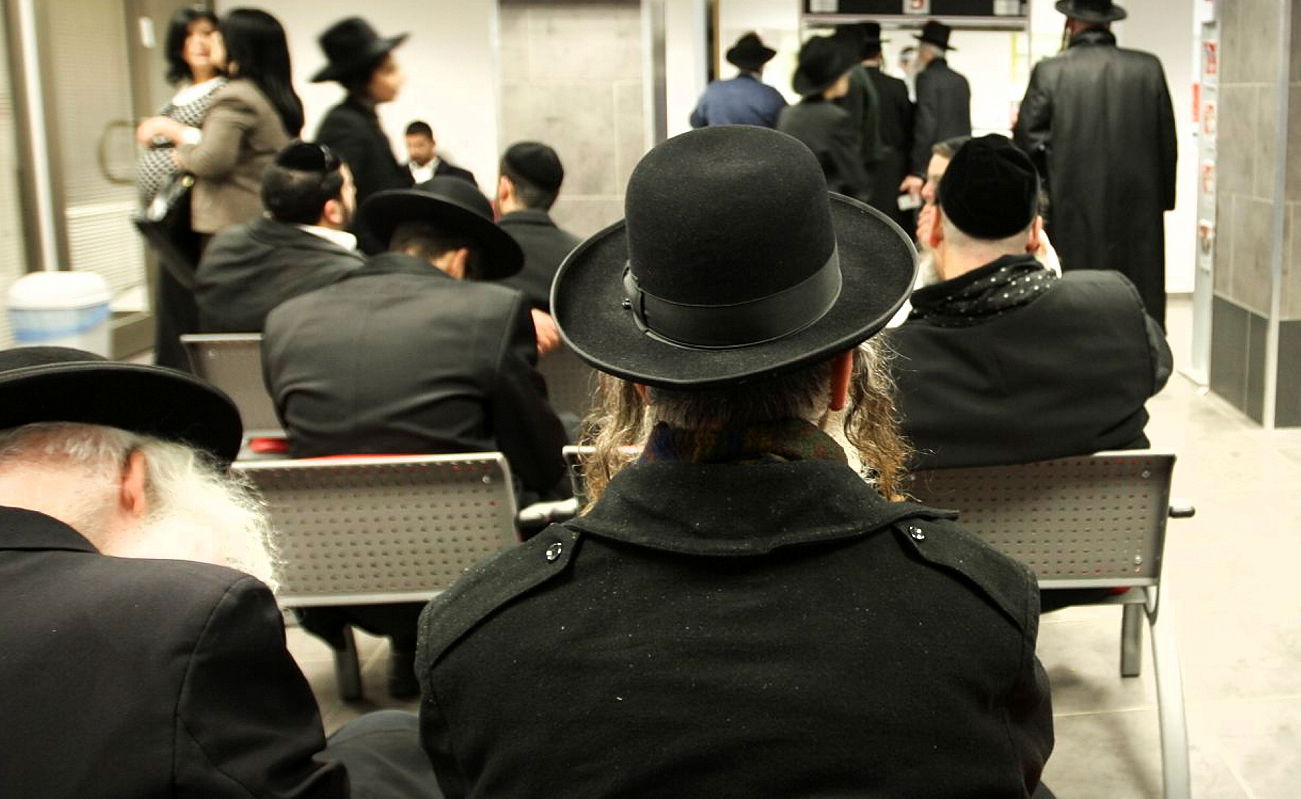 חרדים בדואר. אילוסטרציה