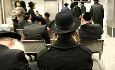 חרדים בדואר. אילוסטרציה