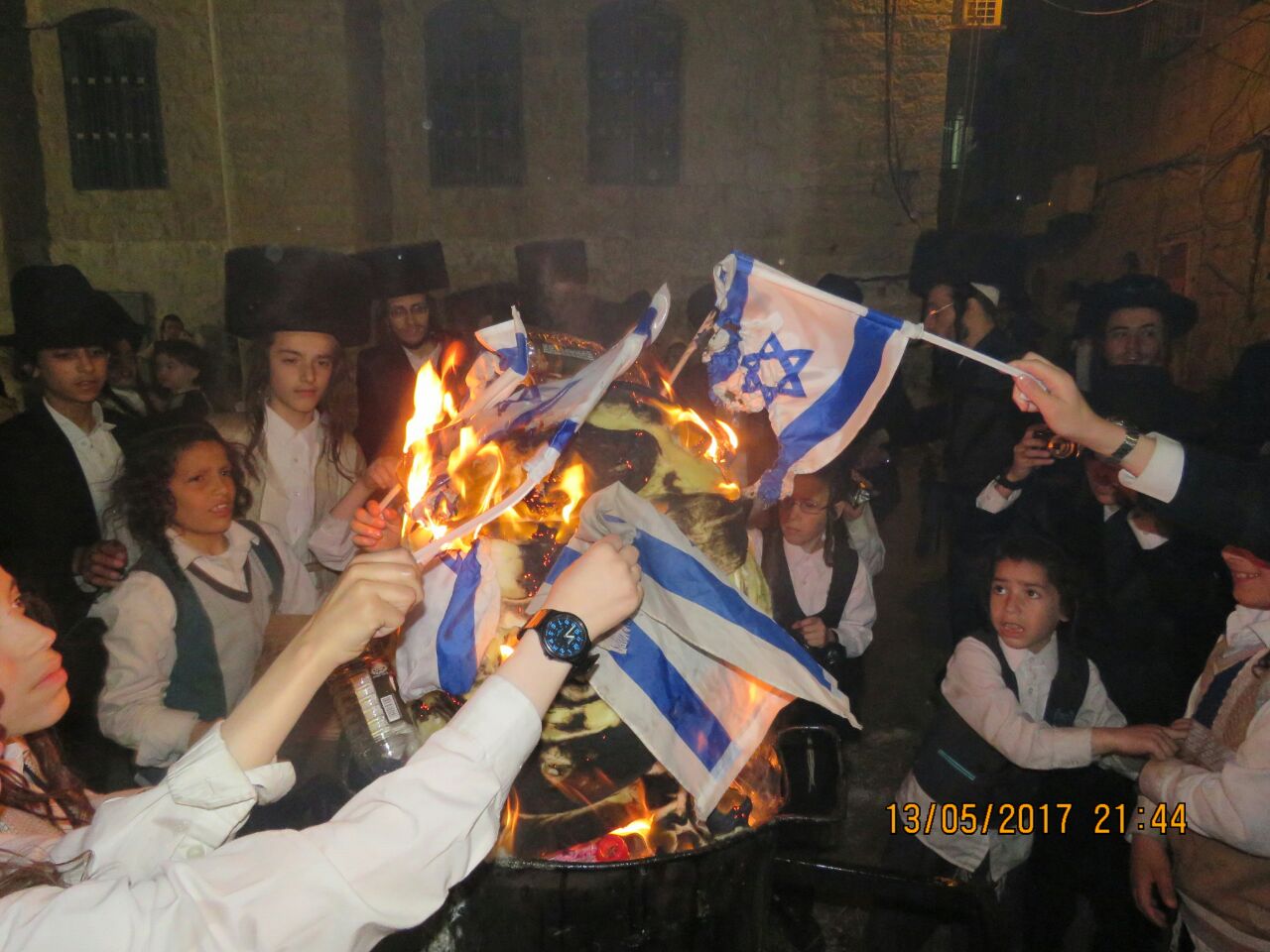 ביזיון במאה שערים: בובת חייל חרדי - הועלתה באש • צפו