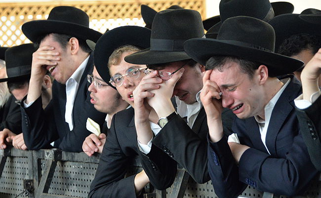 תיעוד דומע: הלווית ראש הישיבה הגאון רבי שמואל יעקב בורנשטיין זצ"ל