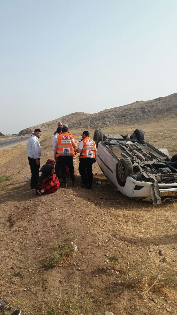 הרכב התהפך - האב וילדיו נפצעו קל • תיעוד