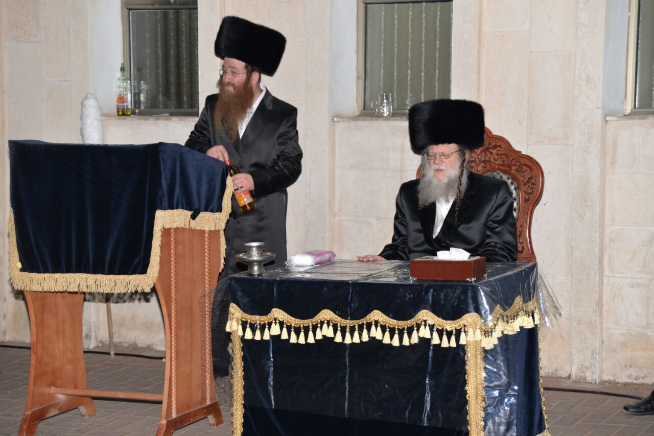 הרבי ממודז'יץ בהדלקת המדורה • תיעוד